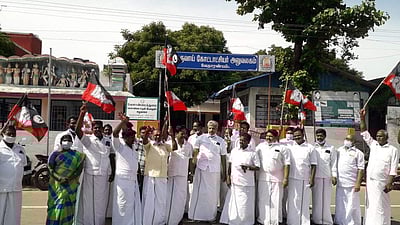 வேதாரண்யத்தில் அதிமுகவினர் ஆர்ப்பாட்டம்