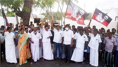 ஜெயலலிதா பல்கலை. இணைப்பு: காங்கயம் அருகே அதிமுகவினர் ஆர்ப்பாட்டம்