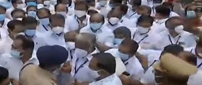 ஜெயலலிதா பல்கலை. விவகாரம்: சாலை மறியலில் ஈடுபட்ட ஓபிஎஸ் உள்பட அதிமுக எம்எல்ஏக்கள் கைது