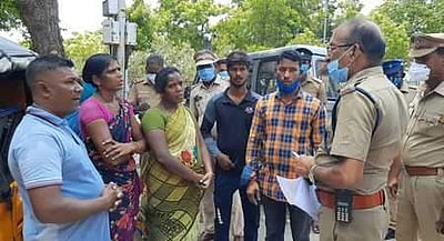 நாகை ஆட்சியரகம் முன் ஒரே குடும்பத்தைச் சோ்ந்த 16 போ் தீக்குளிக்க முயன்றதால் பரபரப்பு