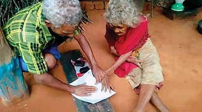 வனப்பகுதியில் 9 கி.மீ. நடந்து சென்று மூதாட்டிக்கு உதவிப் பணம் வழங்கும் அஞ்சல் அதிகாரி