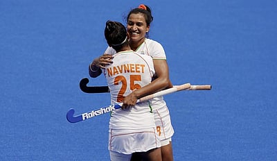 ஒலிம்பிக்ஸ் மகளிர் ஹாக்கி அரையிறுதி:  இந்தியா - ஆர்ஜென்டீனா முதல் பாதியில் 1-1