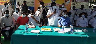 கும்மிடிப்பூண்டி அருகே ஒருங்கிணைந்த சோதனைச்சாவடியில் கரோனா விழிப்புணர்வு: அமைச்சர் பங்கேற்பு