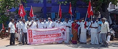 மன்னார்குடியில் அரசு மருத்துவமனையின் ஒப்பந்த தொழிலாளர்களை பணி நிரந்தரம் செய்ய வலியுறுத்தி ஆர்ப்பாட்டம்