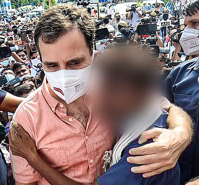 தில்லி கொடூரம்: பாதிக்கப்பட்ட சிறுமியின் குடும்பத்தாருடன் துணை நின்ற ராகுல் காந்தி