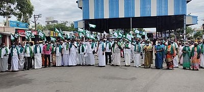 ராணிப்பேட்டை மாவட்டத்தில் நேரடி நெல் கொள்முதல் நிலையங்களை திறக்க கோரி விவசாயிகள் ஆர்ப்பாட்டம்