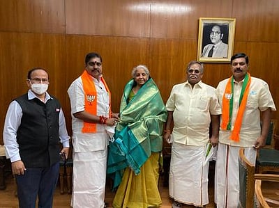 புதுவை மாநிலத்துக்கான நிதியுதவி பேரவைத் தலைவா் தலைமையிலான குழு மத்திய அமைச்சா்களுடன் சந்திப்பு