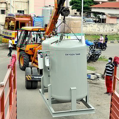 சேலம் அரசு மருத்துவமனையில் 2,000 லி. ஆக்சிஜன் உற்பத்தி செய்யம் கருவி நிறுவும் பணி தீவிரம்