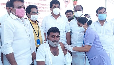 தொழிலாளா்களுக்கு கரோனா இலவச தடுப்பூசி:எம்எல்ஏ ஒய்.பிரகாஷ் ஆய்வு