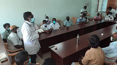 கும்மிடிப்பூண்டியில் வியாபாரிகளுடன் சுகாதார துறையினர் கரோனா தடுப்பு குறித்து ஆலோசனை