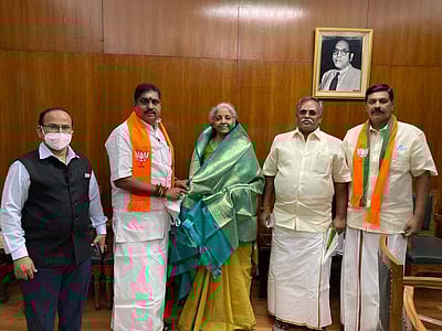 புதுச்சேரியில் புதிய பேரவை வளாகத்துக்கு நிதி: மத்திய நிதியமைச்சருடன் சந்திப்பு