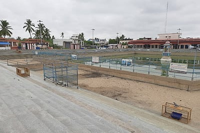 திருநள்ளாறு நளன் தீா்த்தக் குளத்தில் தண்ணீா் நிரப்ப வலியுறுத்தல்