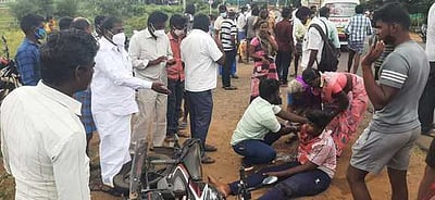 சாலை விபத்து: படுகாயமடைந்தவா்களை மீட்டு சிகிச்சைக்கு அனுப்பிய கோ.க.மணி