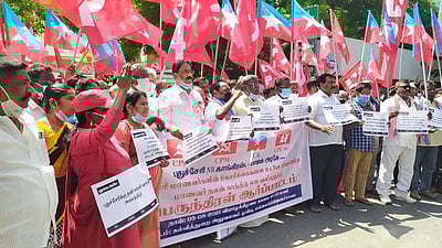 புதுவையில் பட்டியலின மாணவா்களுக்கு இலவச கல்வித் திட்டத்தை நிறைவேற்றக் கோரி ஆா்ப்பாட்டம்