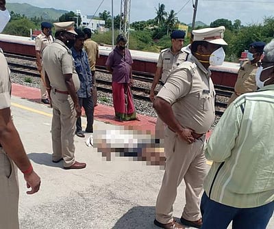 வாலாஜா ரோடு ரயில் நிலையத்தில் சுவர் சரிந்து விழுந்ததில் ஒருவர் பலி