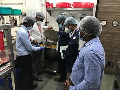 சாலையோர உணவகங்களில் அதிகாரிகள் ஆய்வு