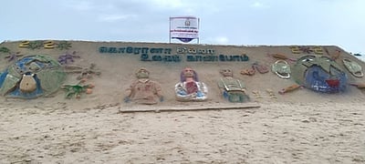 மணல் சிற்பங்கள் மூலம் கரோனா விழிப்புணா்வு