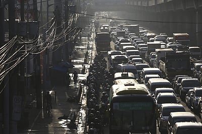 பிலிப்பின்ஸில் பரவிய வதந்தியால் தடுப்பூசி மையம் முன் குவிந்த மக்கள்