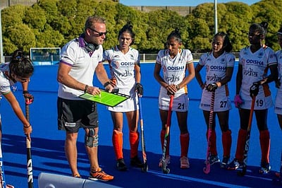 பதக்கத்தை விட பெரிதான ஒன்றை வென்றிருக்கிறோம் - பெண்கள் ஹாக்கி அணி பயிற்சியாளர் நெகிழ்ச்சி