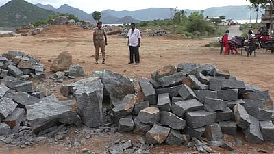 மேட்டூர் அணை பகுதியில் கருங்கல் வெட்டி கடத்தல்; ஒருவர் கைது: விஏஓ, வருவாய் ஆய்வாளர் மீது நடவடிக்கை பாய்கிறது?