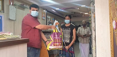 தாராபுரத்தில் ஹாக்கி மட்டையுடன் பேக்கரிக்கு வரும் வாடிக்கையாளர்களுக்கு இனிப்பு இலவசம்