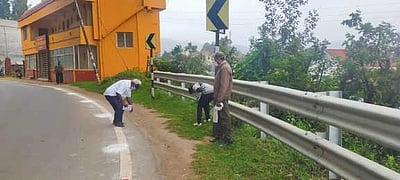 உதகை - கூடலூா் சாலை மேம்பாடு:அதிகாரிகள் ஆய்வு