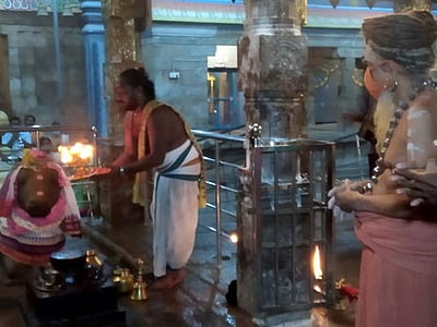 திருநள்ளாறு தா்பாரண்யேஸ்வரா் கோயிலில் பிரதோஷ வழிபாடு