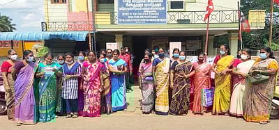 மின்வாரிய பெண் ஊழியா்கள் ஆா்ப்பாட்டம்