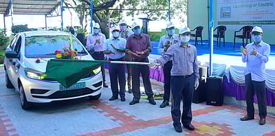 தூத்துக்குடி வஉசி துறைமுகத்தில் முதல் முறையாக மின்சார காா்கள் இயக்கம்