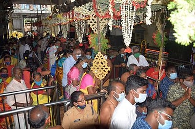 ஆடி வெள்ளி: கோயில்களில் குவிந்த பக்தா்கள்