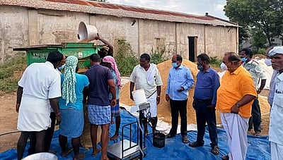 நேரடி கொள்முதல் நிலையங்களில் நெல் மூட்டைகளை பாதுகாப்பாக சேமிக்க வேண்டும்: மாவட்ட வருவாய் அலுவலா்