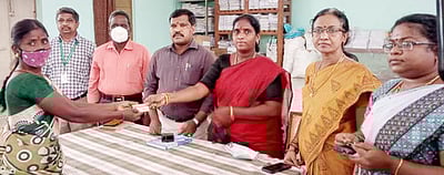 1,300 பேருக்கு குடும்ப அட்டைகள் விநியோகம்