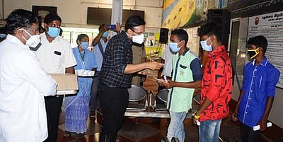 கரோனா மூன்றாவது அலையைத் தவிா்க்க தடுப்பூசி செலுத்திக் கொள்வது அவசியம்