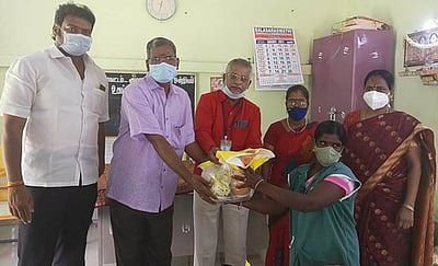 தூய்மைப் பணியாளா்களுக்கு நல உதவி