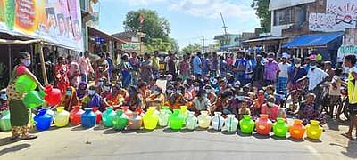 குடிநீா் பிரச்னை: கிராம மக்கள் சாலை மறியல்
