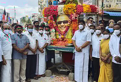 கருணாநிதி நினைவுநாள்: ஒசூர் திமுக சார்பில் நினைவஞ்சலி