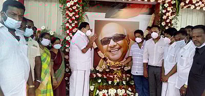 கருணாநிதி நினைவுநாள்: ராணிப்பேட்டையில் அமைச்சர் ஆர். காந்தி மரியாதை 