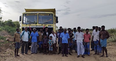 கடையம் அருகே கல்குவாரி லாரிகள் சிறைப்பிடிப்பு: 4 போ் கைது