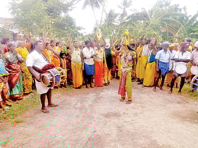 நல்லநாயகபுரம் மாரியம்மன் கோயிலில் பால்குடத் திருவிழா