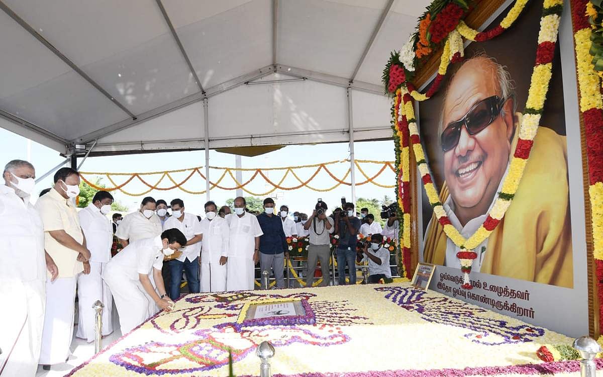 முன்னாள் முதல்வர் மு. கருணாநிதியின் 3-ஆம் ஆண்டு நினைவு தினத்தையொட்டி அவரது நினைவிடத்தில் மலர்தூவி மாியாதை செலுத்திய முதல்வர் ஸ்டாலின். உடன் அமைச்சர்கள், நாடாளுமன்ற மற்றும் பேரவை உறுப்பினர்கள்.