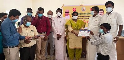 100% தடுப்பூசி: களப்பணியாளா்களுக்கு பாராட்டு