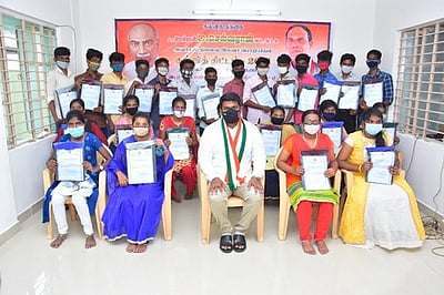 25 ஏழை மாணவா்களுக்கு இலவச பொறியியல் கல்வி: ஊா்வசி அமிா்தராஜ் எம்எல்ஏ ஏற்பாடு