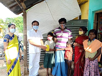 மாணவர்களுக்கு உண்டியல், பரிசுத்தொகை வழங்கி விழிப்புணர்வு ஏற்படுத்தி வரும் கடம்பூர் அரசு தொடக்கப்பள்ளி தலைமையாசிரியர்