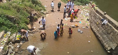 ஆடி அமாவாசை: சுருளி அருவிக்கு பக்தர்கள் செல்லத் தடை; ஆற்றின் கரையோரங்களில் கூட்டம்