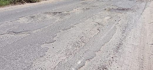 மோசமாகப் பழுதடைந்துள்ள தொப்பூா்-மேச்சேரி சாலை!