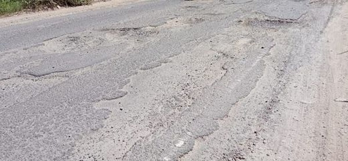 மோசமாகப் பழுதடைந்துள்ள தொப்பூா்-மேச்சேரி சாலை!