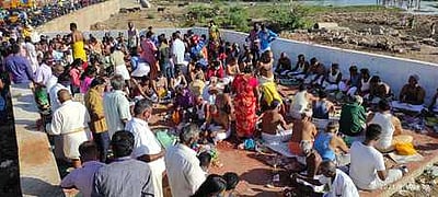 ஆடி அமாவாசை: மதுரையில் தடையை மீறி வைகை ஆற்றில் பொதுமக்கள் குவிந்ததால் பரபரப்பு