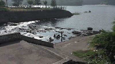 தா்ப்பணம் கொடுப்பதற்கு தடை: மக்கள் வருகையின்றி வெறிச்சோடிய மேட்டூர் காவிரியாற்றங்கரை