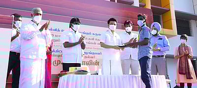 கொளத்தூர் தொகுதியில் 1,330 பள்ளி மாணவர்களுக்கு கல்வி உதவித்தொகை வழங்கல்