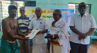 சிதம்பரம் அருகே தமிழ் வழிபாட்டு பயிற்சி சான்றிதழ் வழங்கும் நிகழ்ச்சி